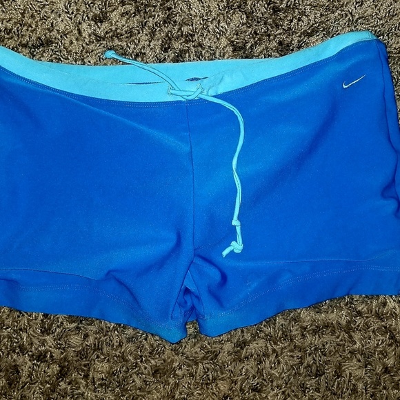 NIKE SHORTS SIZE MED - Picture 1 of 1